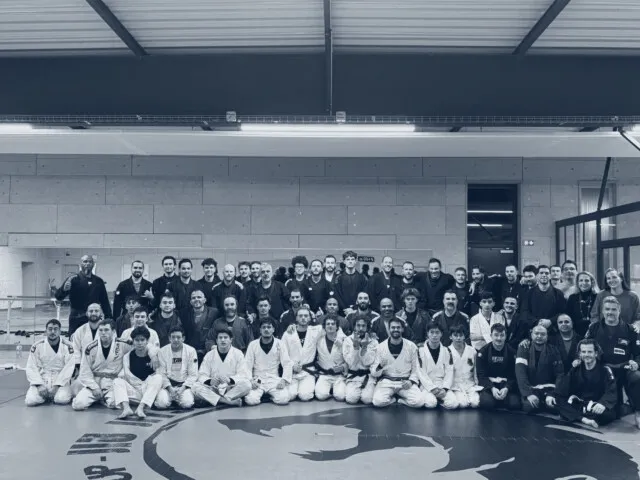 Les pratiquants du club réunis sur le tatami pour la remise de grades de janvier 2026
